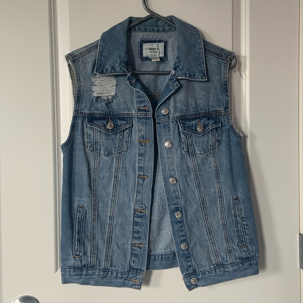 FOREVER 21 SIZE S Distressed Denim Vest